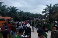 Berdalih Demo, Ratusan Orang jarah rumah Karyawan PT Langgam Harmoni